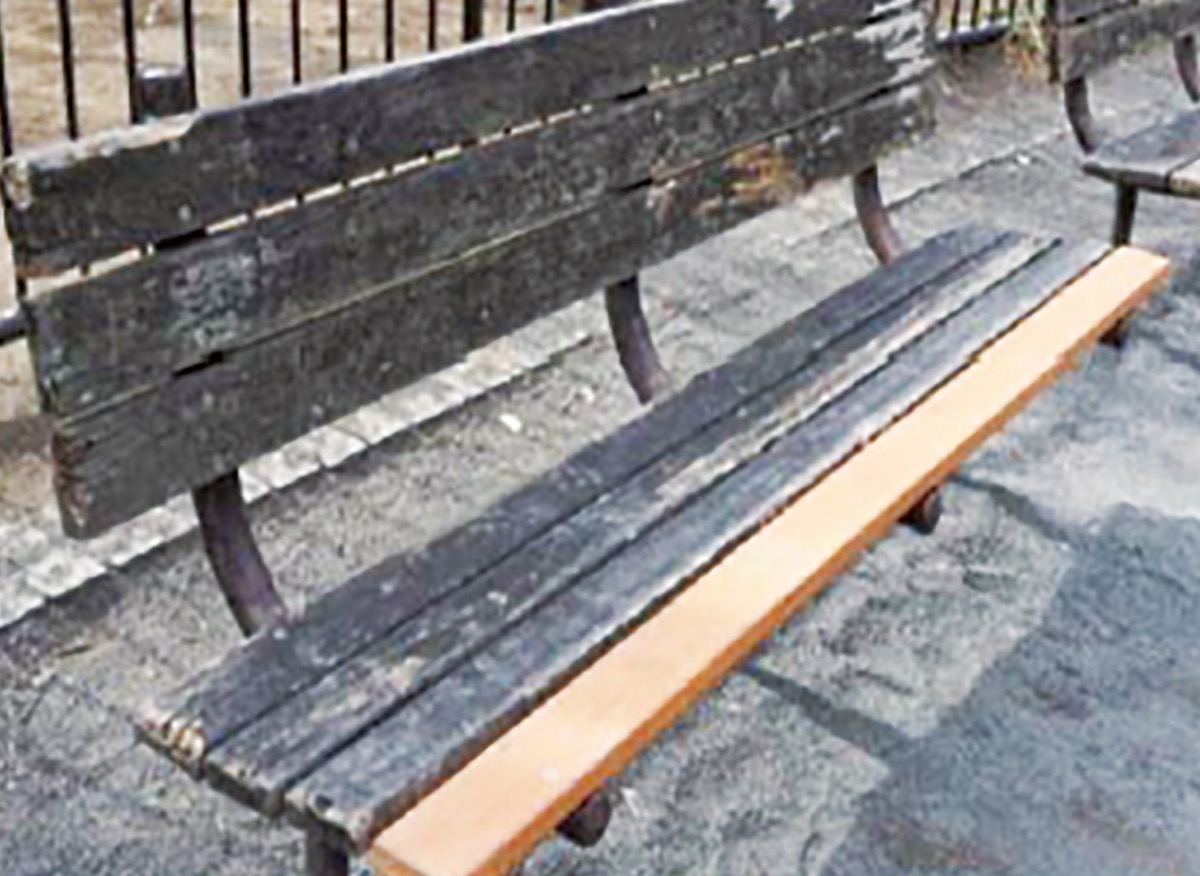 児童の要望を受け、修繕されたベンチ