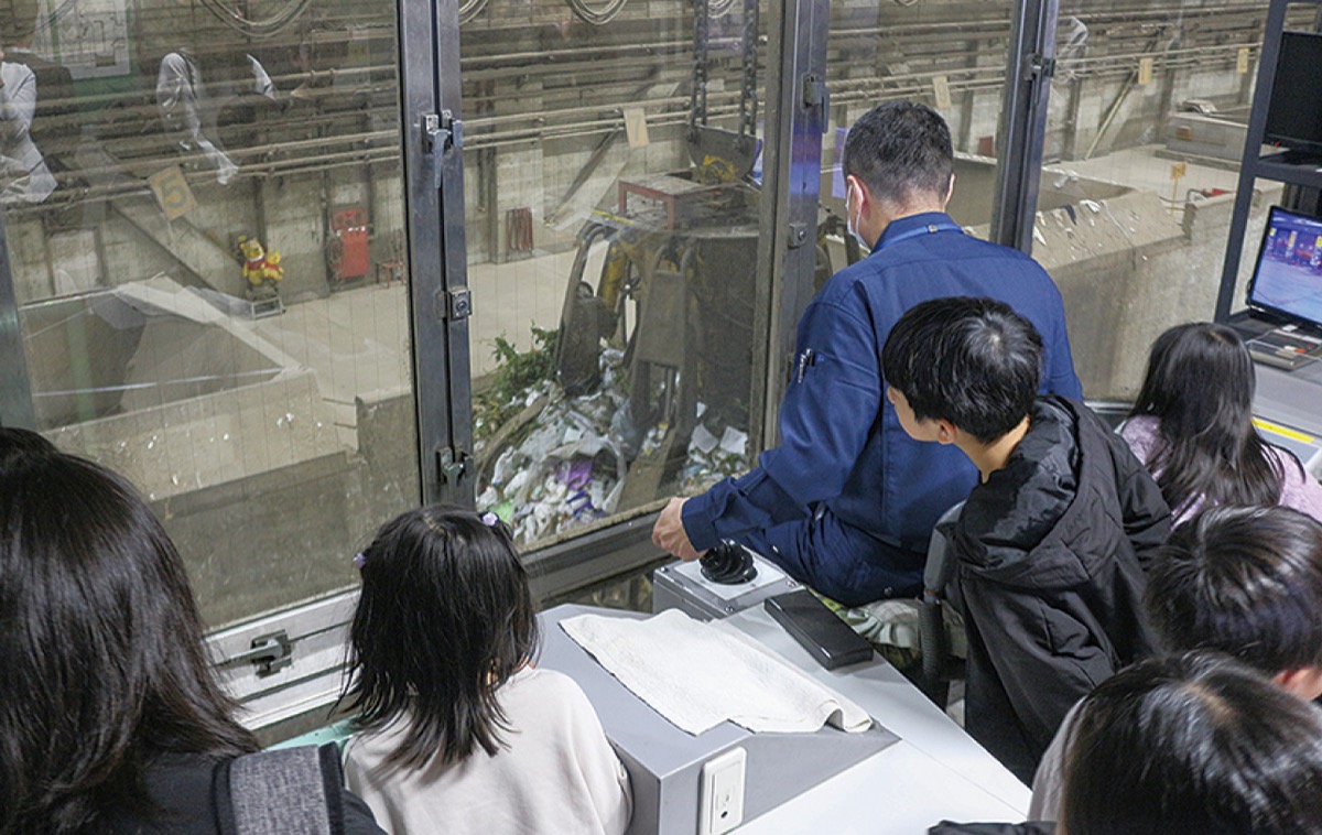 クレーンの様子を見学する子どもたち