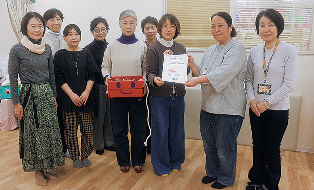 bauのメンバーと武智センター長（右から２人目）