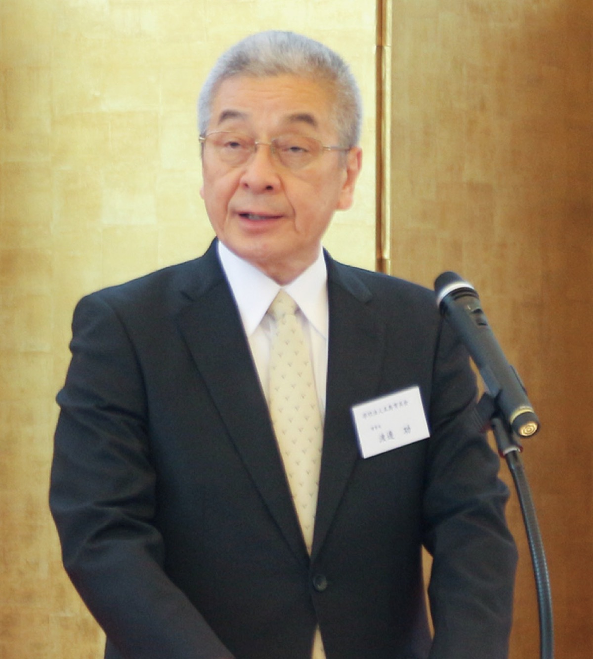 挨拶をする渡邊理事長