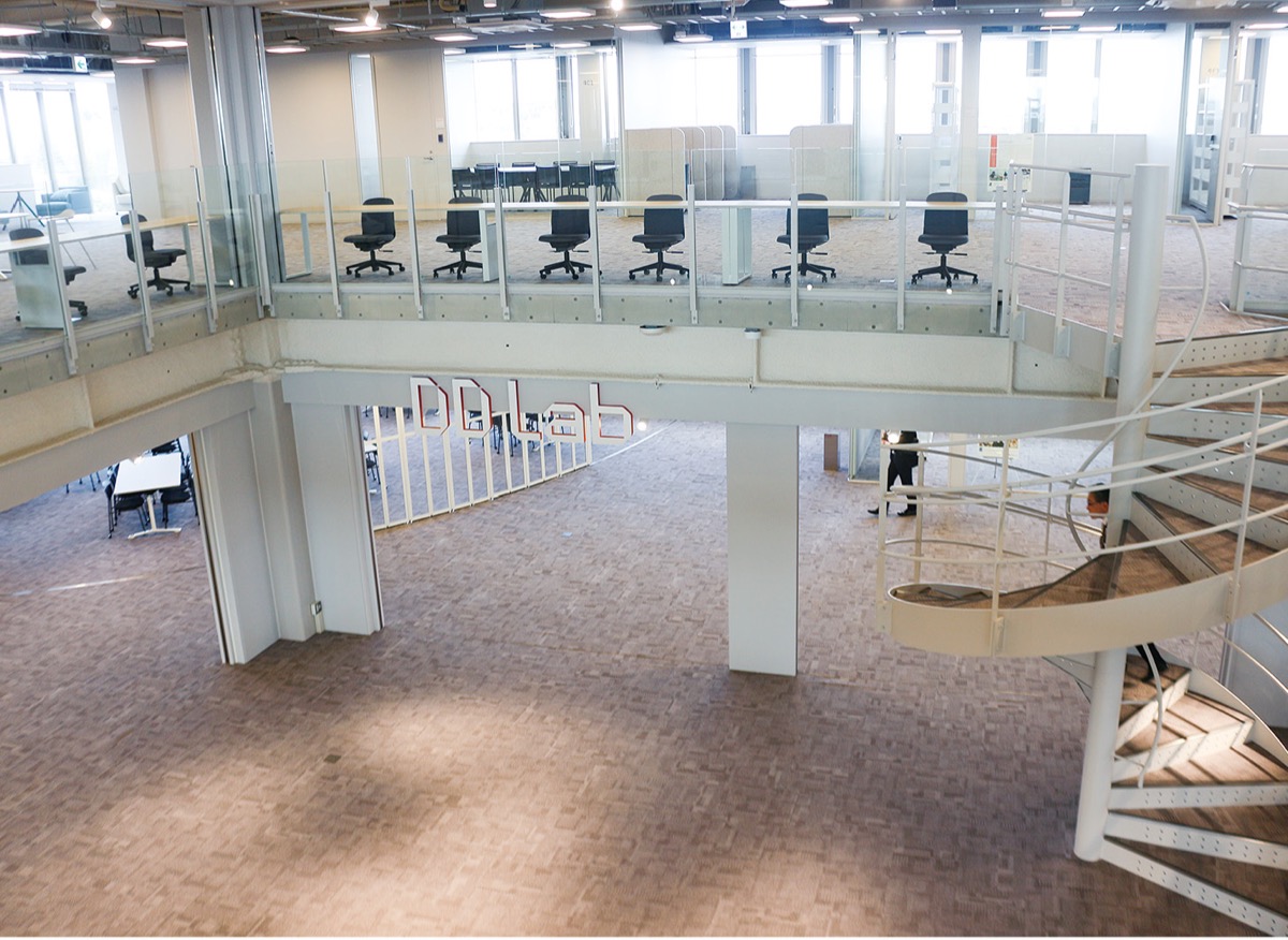 吹き抜けを螺旋階段で行き来できる３、４階