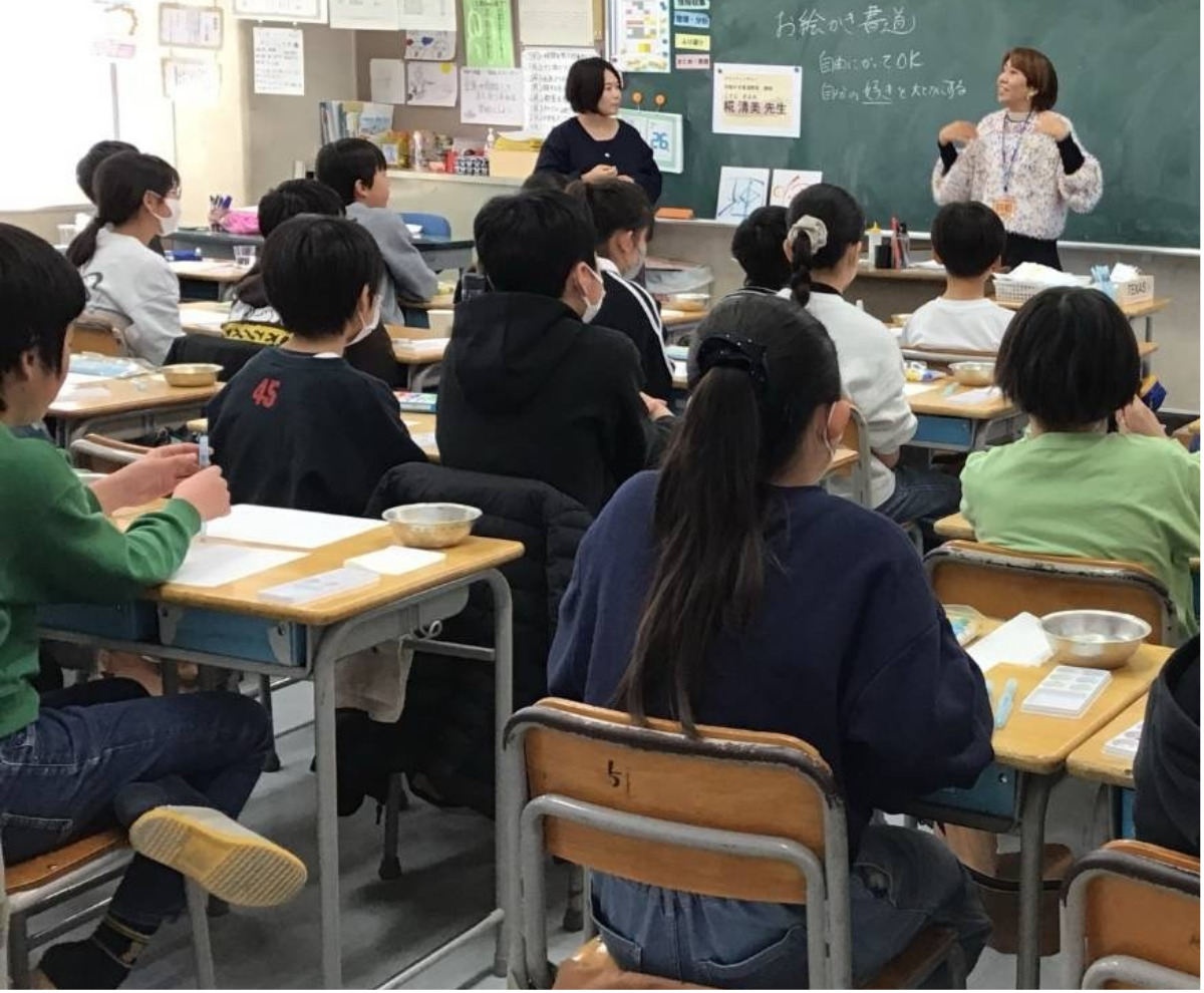 糀さんの説明に耳を傾ける児童ら