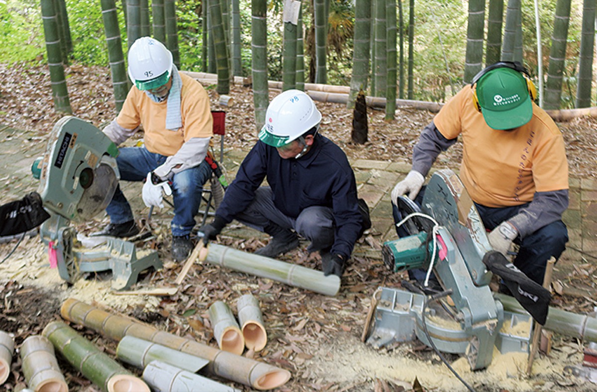 まつりの準備で竹灯籠を作る会員ら