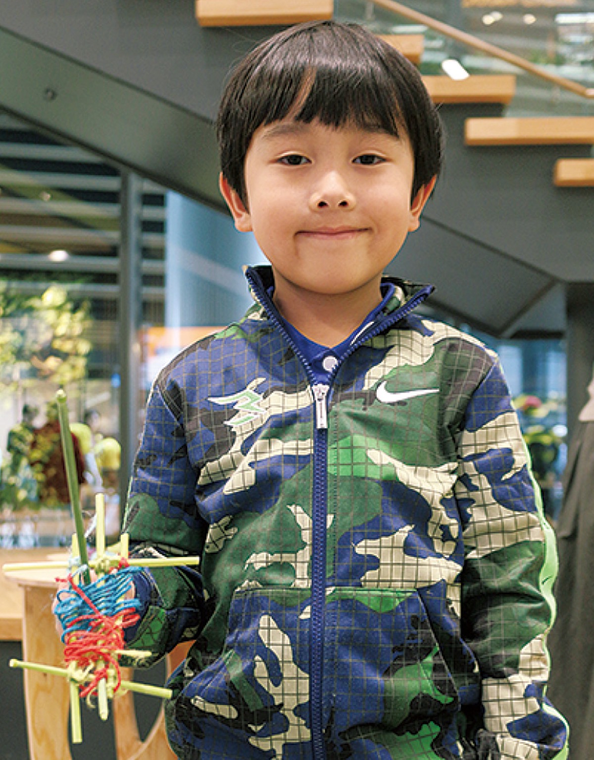 小麦の枝で工作に挑戦した参加者