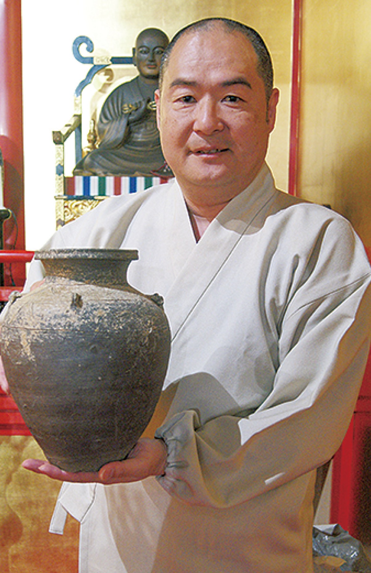 無量寺付近で見つかった土器を紹介する豊田さん