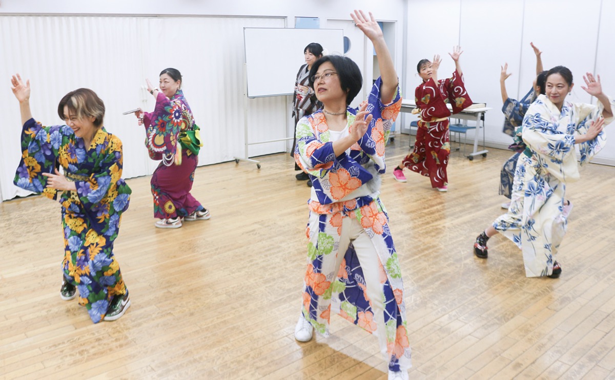 鏡を見ながら振付をあわせるメンバー