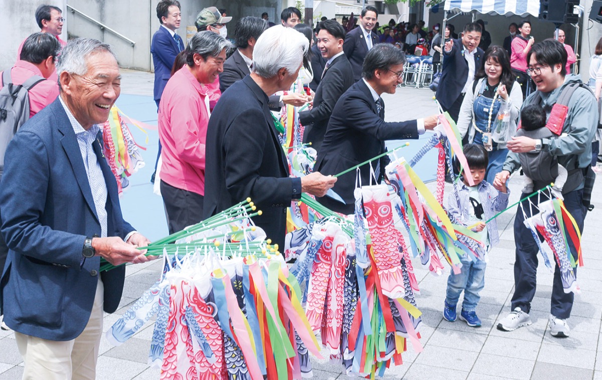 ミニこいのぼりを受け取る子どもたち