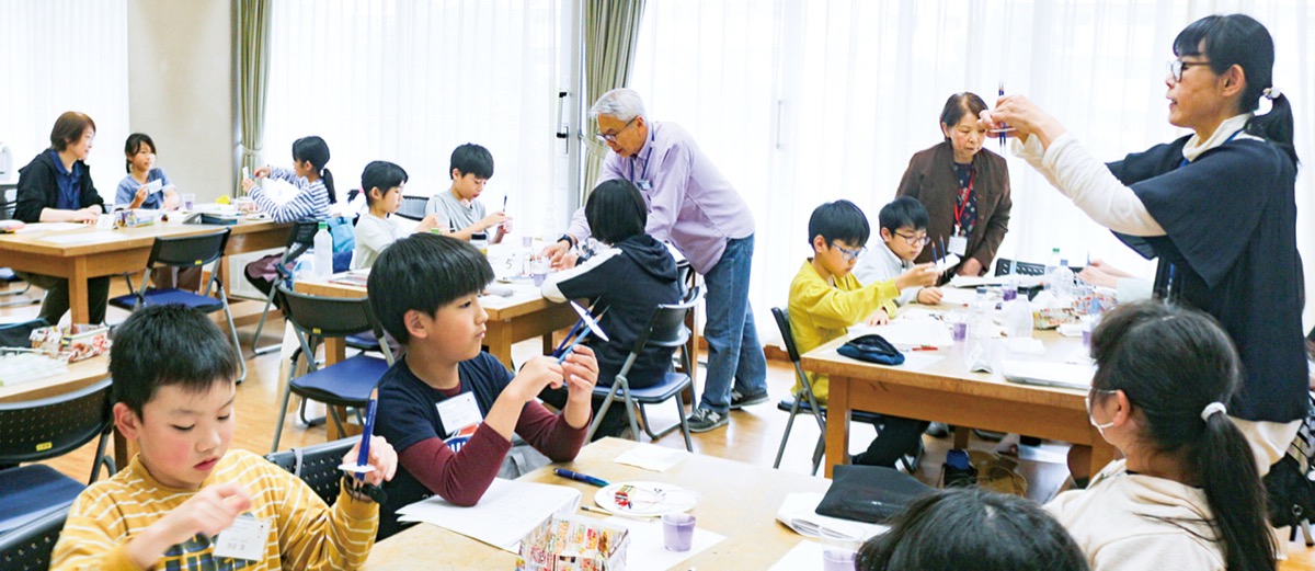 さまざまな実験を楽しむこどもたち