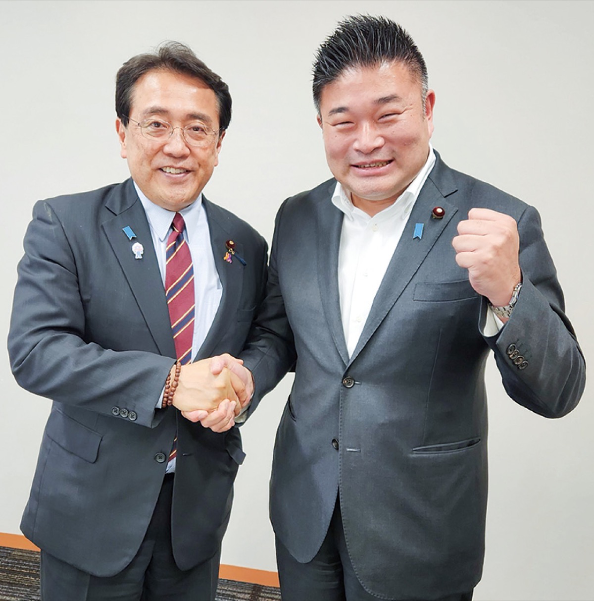 高市内閣のキーマン、赤沢大臣(左)