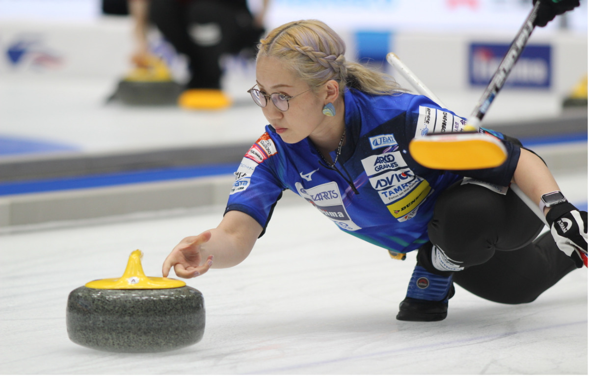 ストーンを投じるロコ・ソラーレの小穴桃里選手