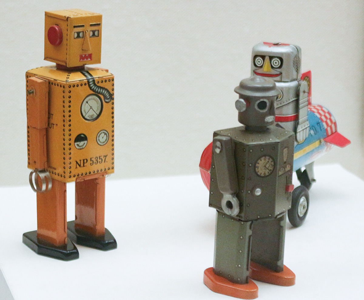 昭和初期に日本で発売されたブリキのロボット玩具第１号と言われている｢リリパット｣（左）