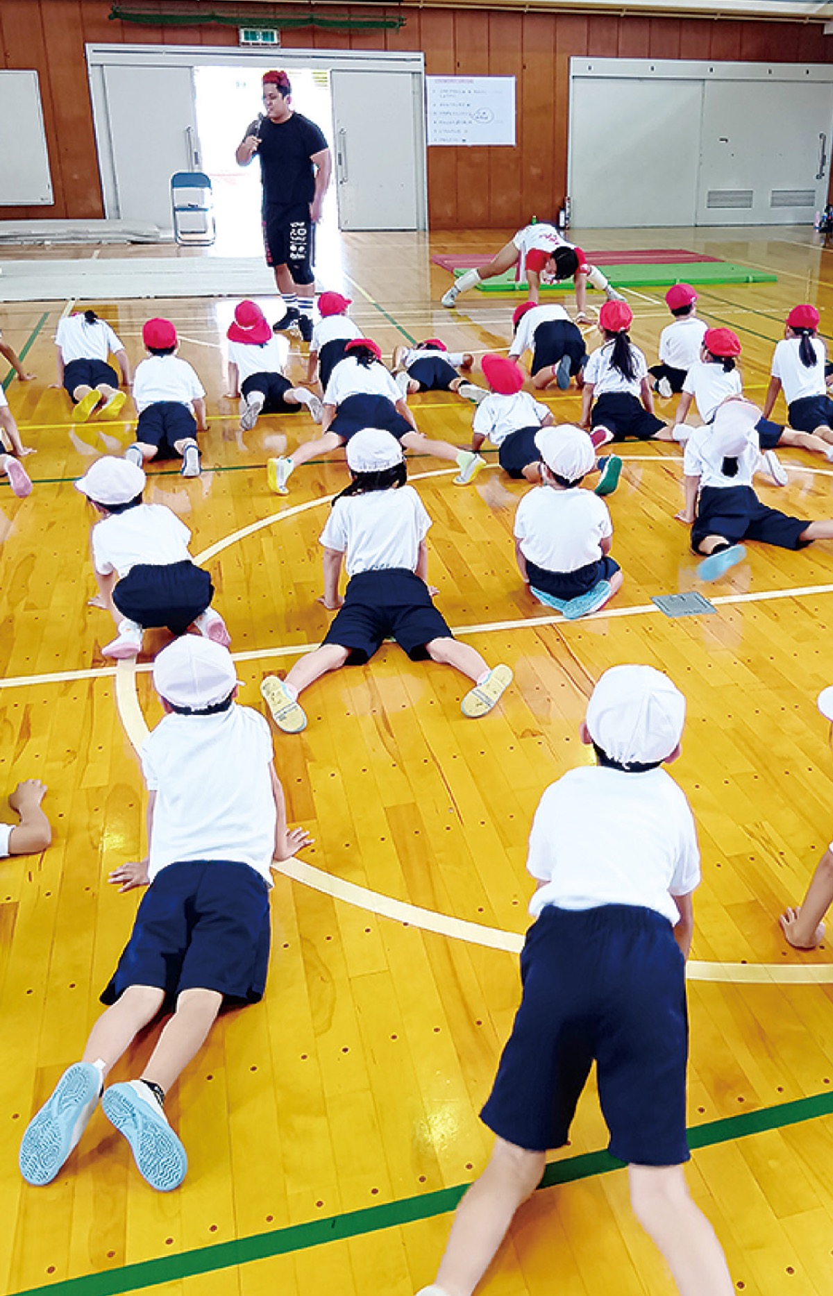 プロレスラーたちの指導でトレーニングを体験した子どもたち