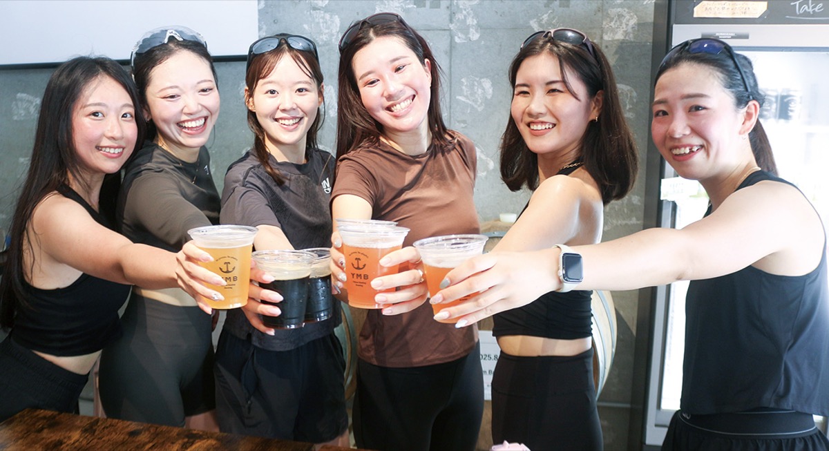 それぞれ注文のビールを手に乾杯する参加者