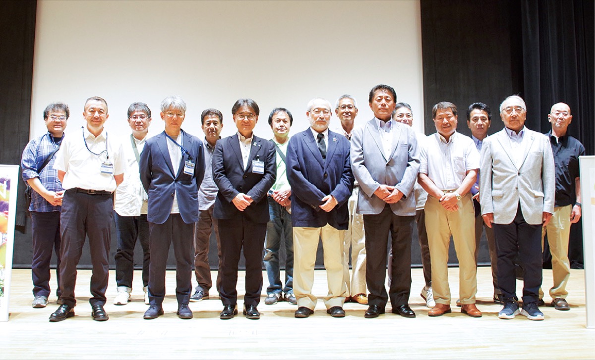 講師と参加者たち(都筑消防署提供)