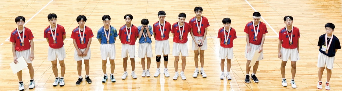 3位入賞を果たした部員たち(同校提供)
