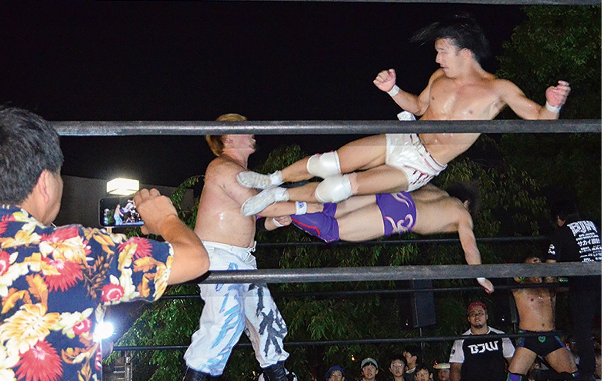 技を掛ける大日本プロレスの選手たち