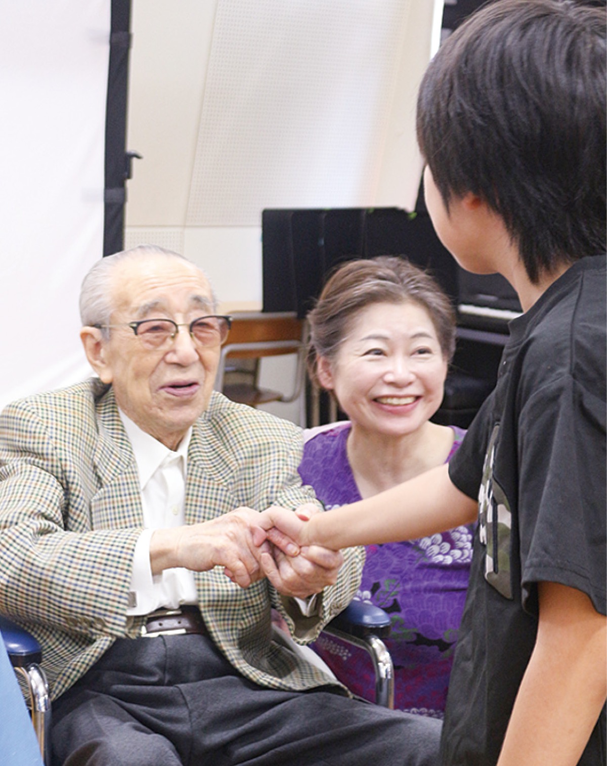 講演後、児童と握手する松本さん