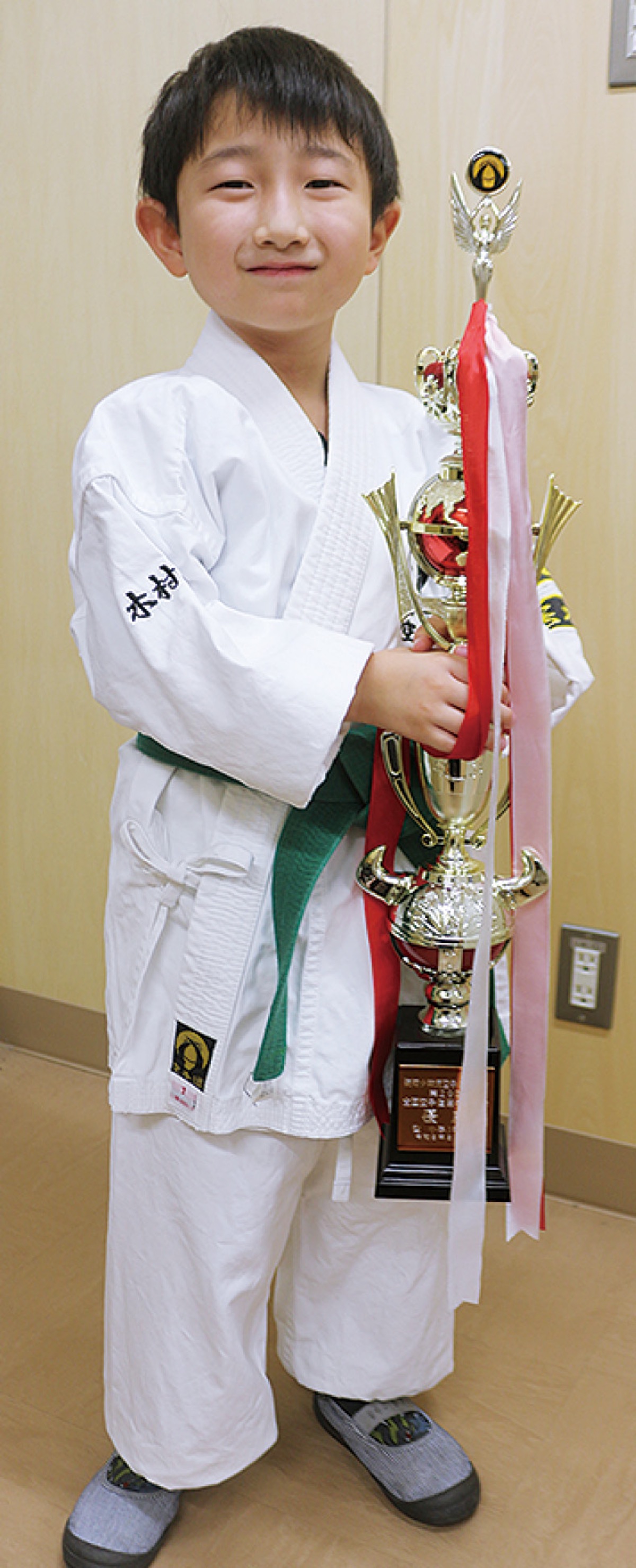 優勝トロフィーを手にする木村さん