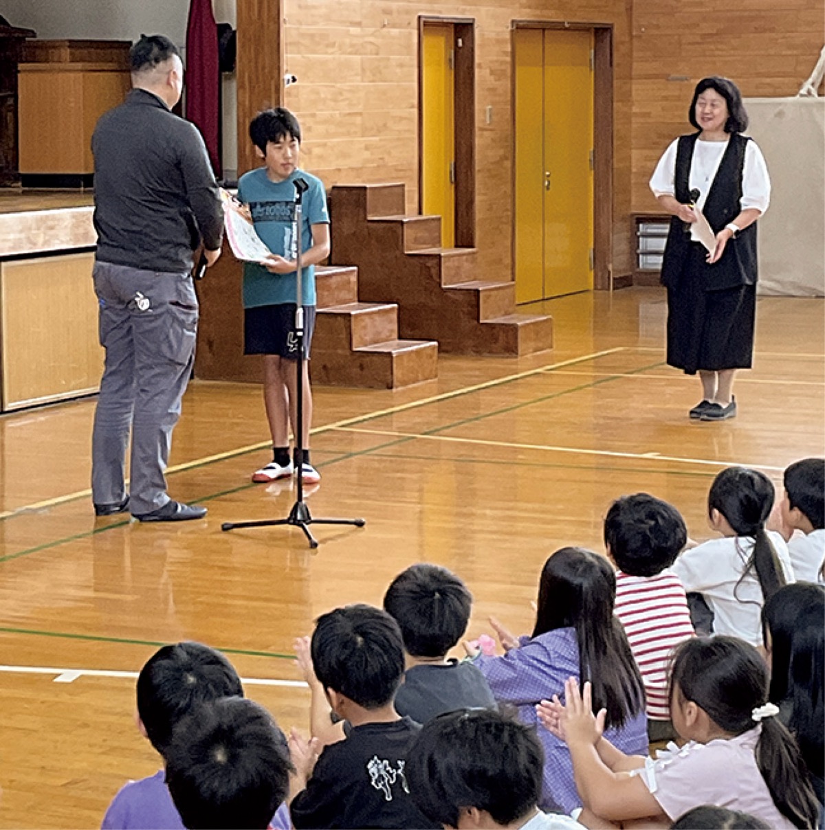 新藤さんからマップを受け取る都築さん
