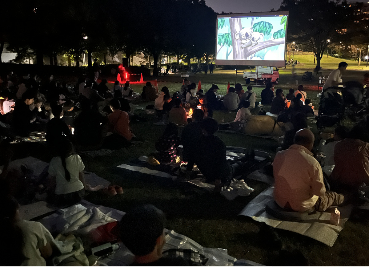大勢が参加した野外上映会