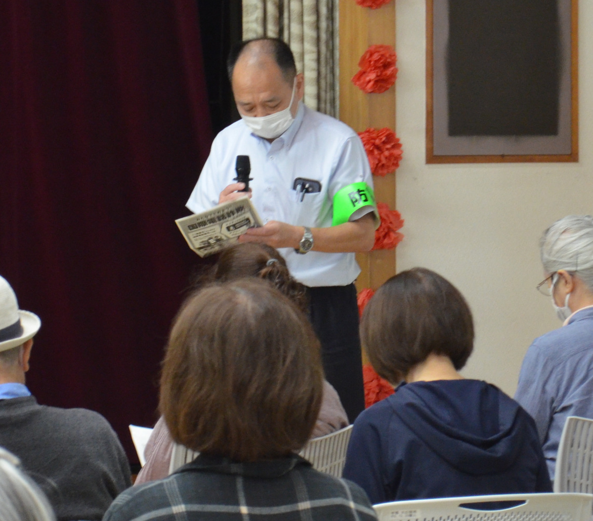 特殊詐欺などへの対策を伝える同署署員