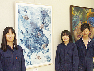 全国大会に出展する高橋さん（左）、須山さん（中央）、澤村君（右）。左の作品は高橋さんのもの