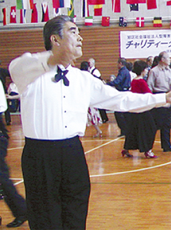 特技の社交ダンスを披露する早渕さん（06年）