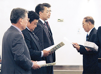 新井前会長（右）から表彰される会員