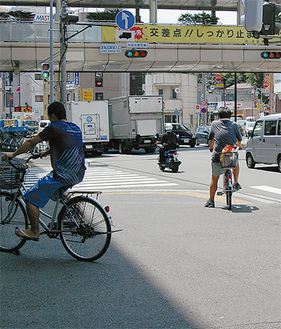 歩道を走る自転車も（二俣川駅北口）