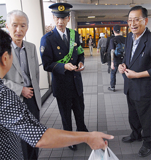 二俣川駅に立つ広田副会長、平田署長、出嶋会長(左から)
