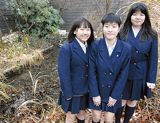 校内の池が活動場所の一つ（左から長瀬さん、臼井さん、中田さん）