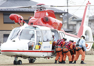 傷病者を搬送する都岡特別救助隊と航空隊（訓練）