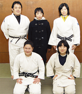現在のメンバー（後段左から池田教諭、宮崎さん、吉田教諭、前段左から水嶋さん、小宮さん）