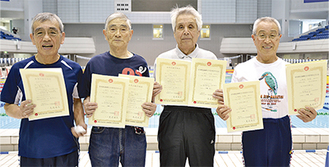 寿泳クラブのメンバー、左から下野さん、渡邉さん、白山さん、小貫さん