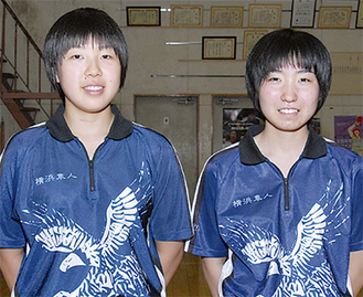 永尾さん（左）と美濃口さん。ハヤブサ入りユニホームは勝負どころで着るという同校