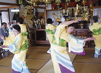 重忠節を踊る鶴扇会のメンバー