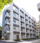 国家戦略特区の中心的施設のひとつ、横浜市立大学の先端医科学研究センター（金沢区福浦）