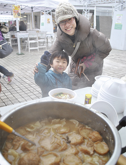 宮城県登米市の郷土料理「はっと」を前に、笑顔を見せる親子