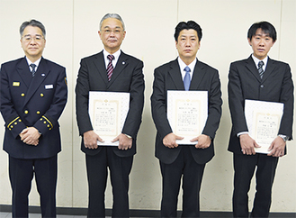 表彰された同社社員と下向店長（左から２番目）、高坂署長（左）