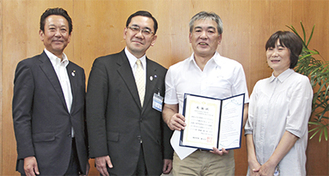 左から山口宏体育協会会長、柏崎副市長、長谷川夫妻