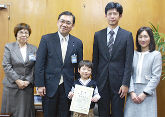 左から岡田優子教育長、柏崎誠副市長、福地君と両親