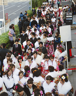 多くの晴れ着姿の新成人が新横浜に集う（写真は昨年）