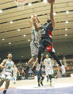 ２月28日、福島戦で25得点を挙げたナイルズ選手（右）＝写真は７日、横浜文化体育館