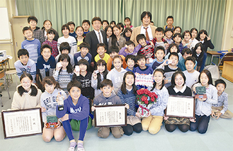 中尾小の６年生と高橋校長（中央左）、江口さん（中央右）