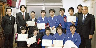 卓球部員らと江口さん（後列左から２番目）