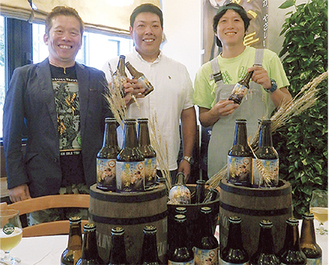 左から横浜ビールの太田社長、生産者の岩崎さん、醸造長の五條さん（8月９日、新麦ビールお披露目会にて）