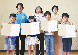 会長賞の藤井さん（前列左から２人目）ら善部小の入賞者と関係者