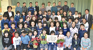 受賞を喜ぶ６年生と高橋校長（右）、江口さん（左）