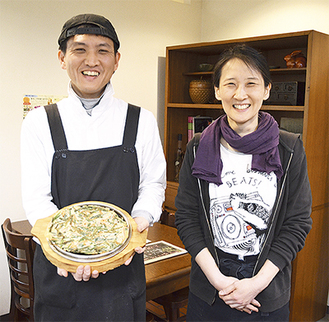 韓国料理のチヂミ教室で講師を務める由季家の大原店長ら