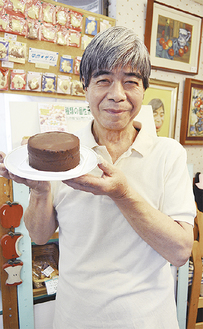 ザッハトルテを手にする山崎店長